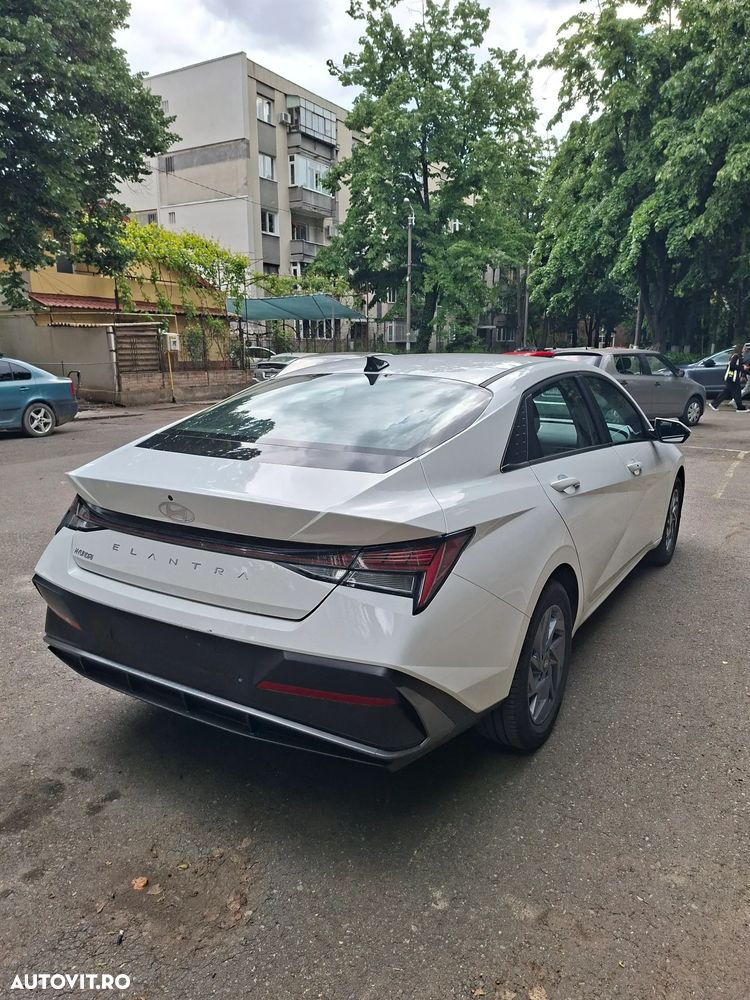 Hyundai Elantra 1.6 l 123 CP 6MT Highway - 18