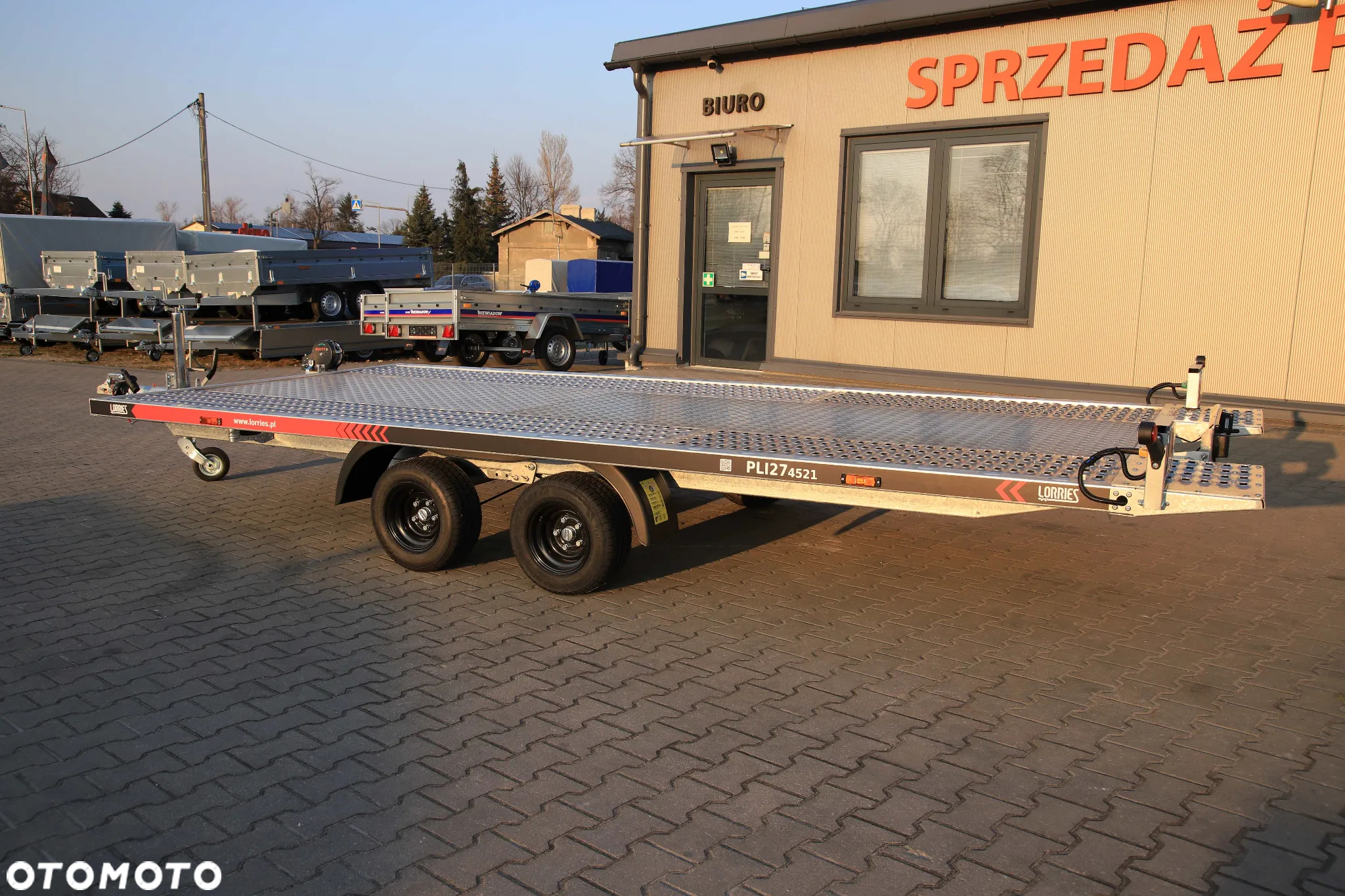 Lorries Lorries PLI27-4521 4.5 x 2 Wypełnienie alu ryfel Zintegrowane Podjazdy Uchylna Grawitacyjnie DMC 2700KG Full LED - 2