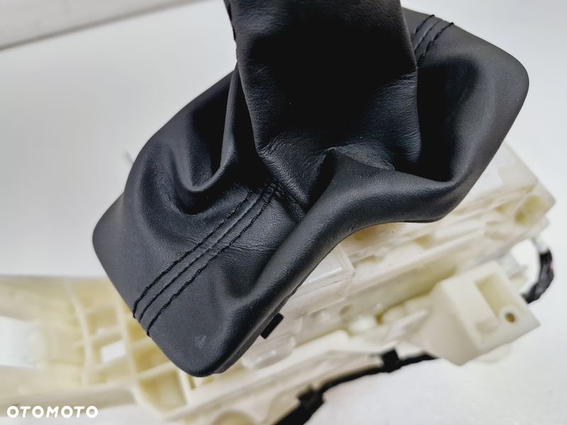 HYUNDAI KONA I 1 LIFT LEWAREK MECHANIZM GAŁKA MIESZEK ZMIANY BIEGÓW 46700-J9210 - 8