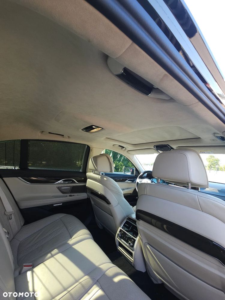 BMW Seria 7 750i xDrive - 28