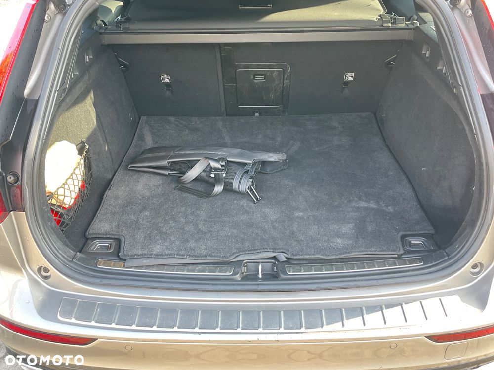 Volvo V60 B4 B R-Design - 13