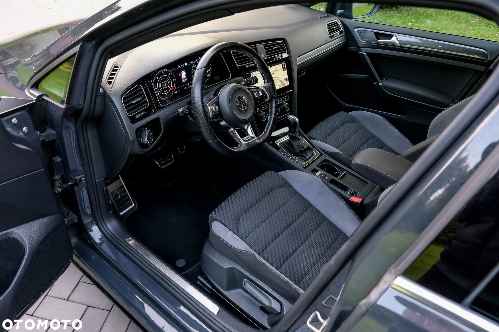 Volkswagen Golf VIII 2.0 TDI R-Line DSG - 23