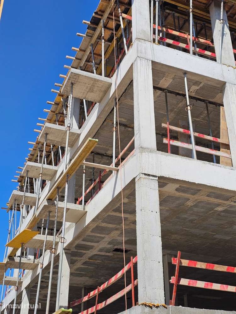 Apartamento T2 novo com piscina e garagem - Grande imagem: 2/55
