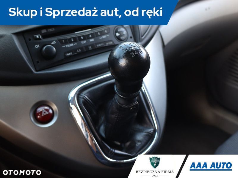 Mitsubishi Grandis - 14