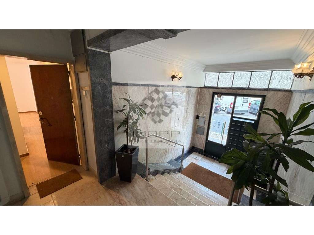 Espetacular T1 remodelado com logradouro em Benfica - Grande imagem: 2/27