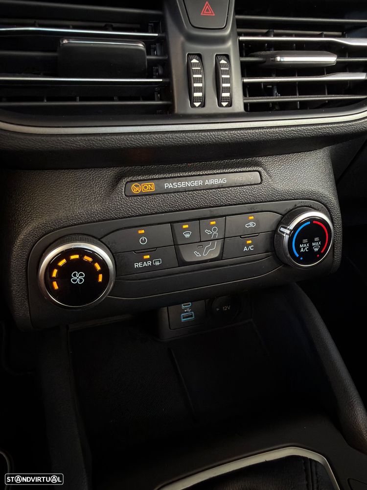 Ford Focus SW 1.0 EcoBoost S&S COOL&CONNECT - 27