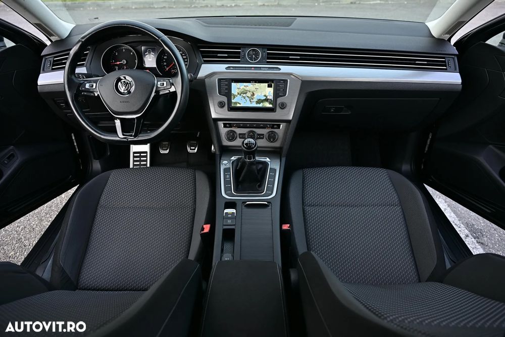 Volkswagen Passat 2.0 TDI Trendline - 16