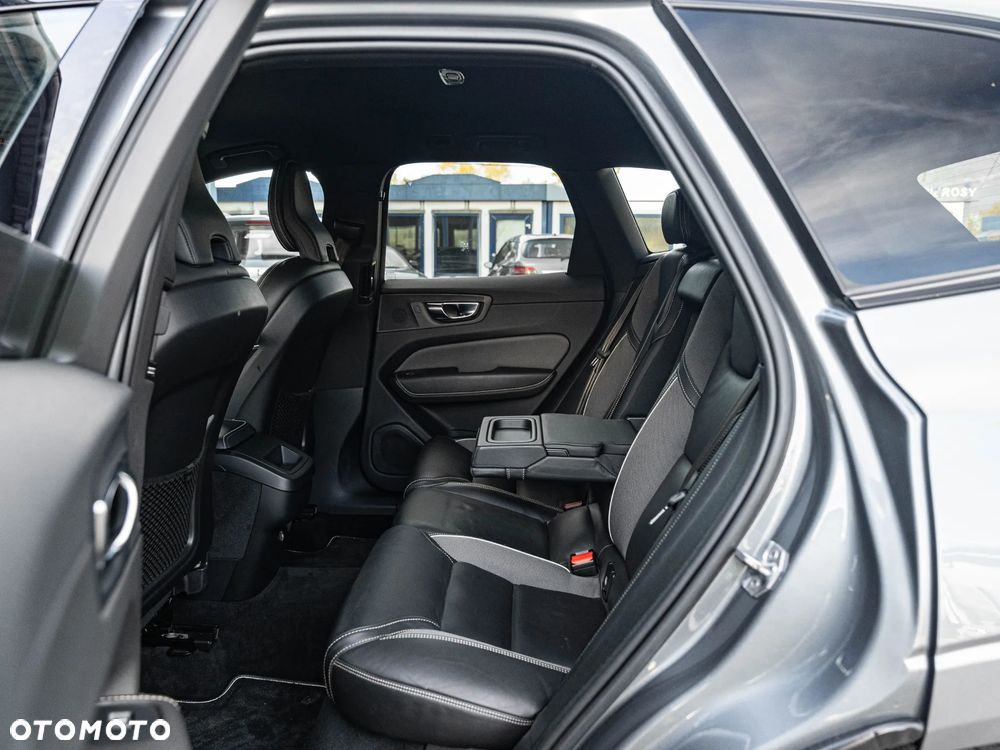 Volvo XC 60 B4 D AWD Plus Dark - 27