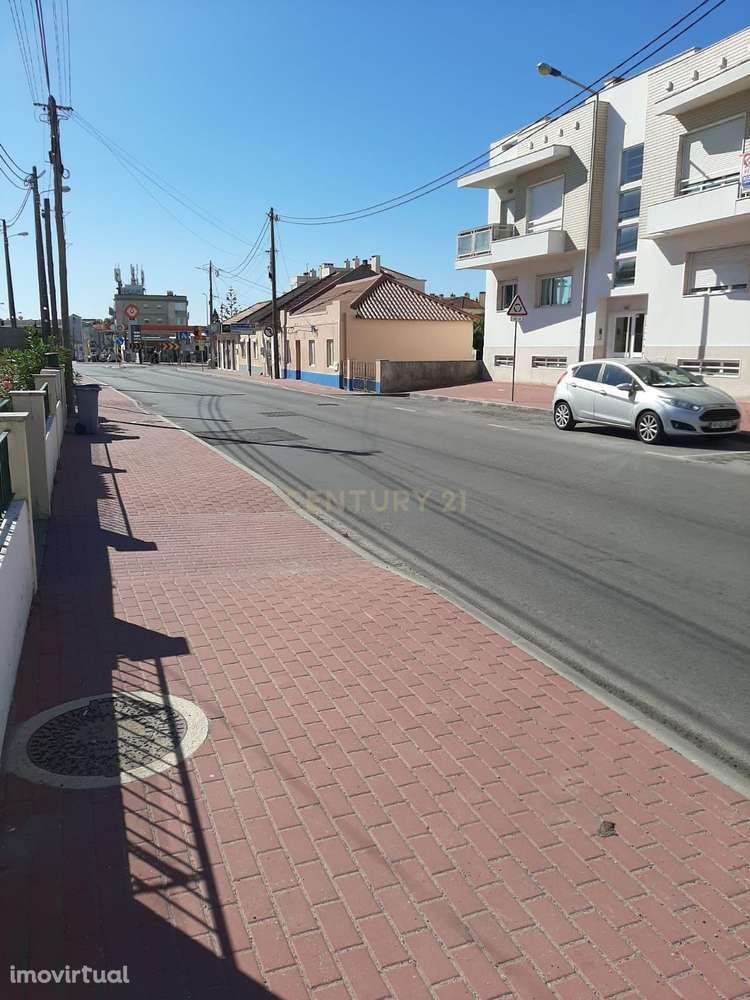 Casa antiga SEM LICENÇA DE UTILIZAÇAO inserida num lote de 402m2  no c - Grande imagem: 4/10