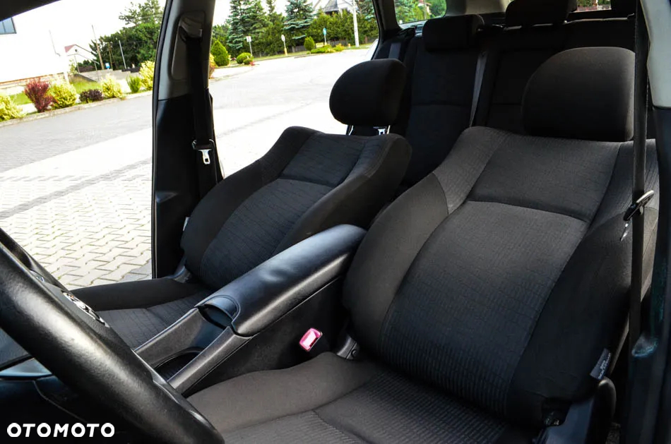 Toyota Avensis Combi 1.8 Executive - 36