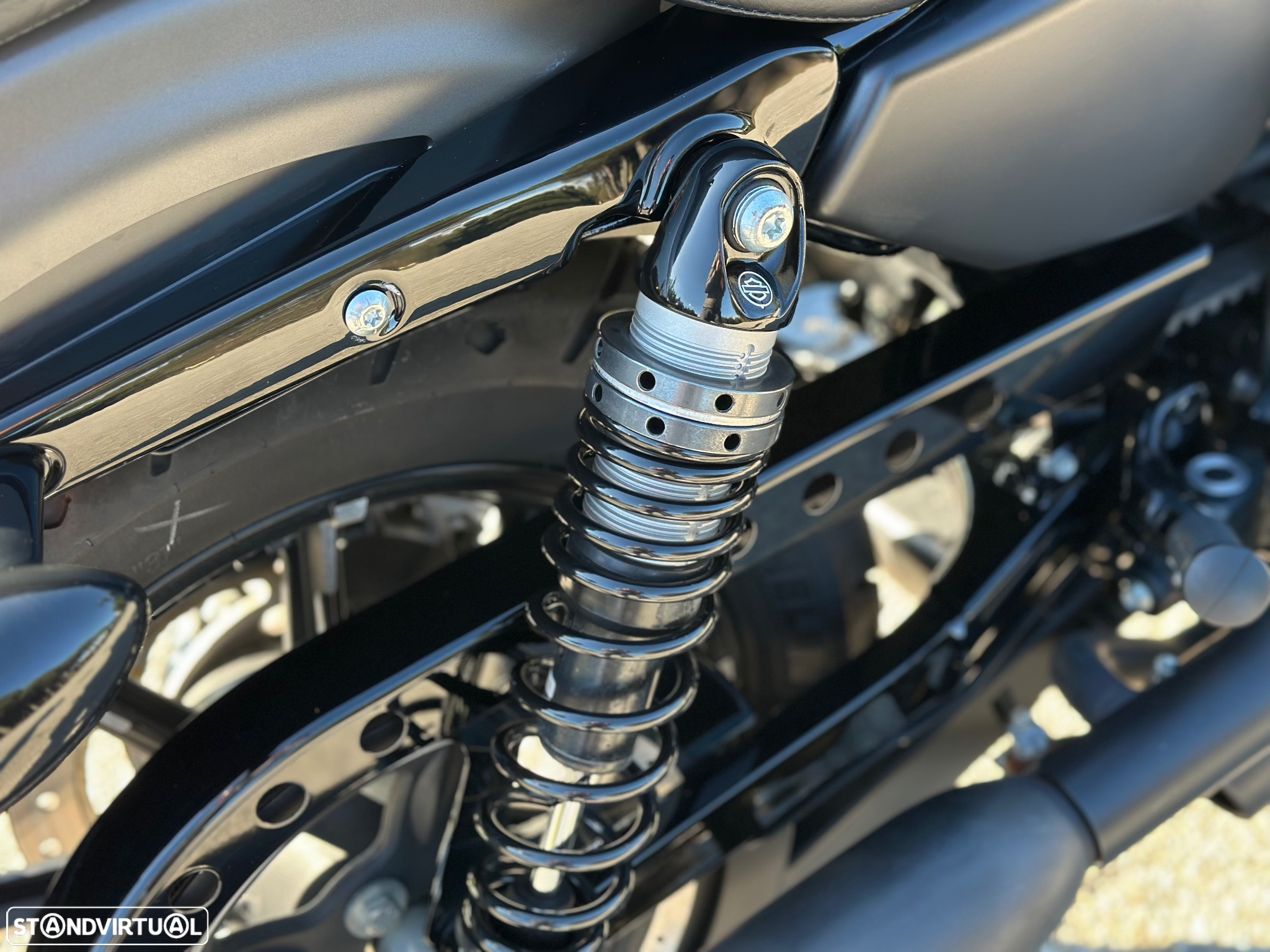 Harley-Davidson 883 Iron - 8
