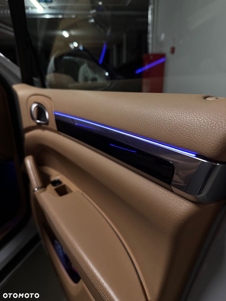 Porsche Cayenne Platinum Edition - 18