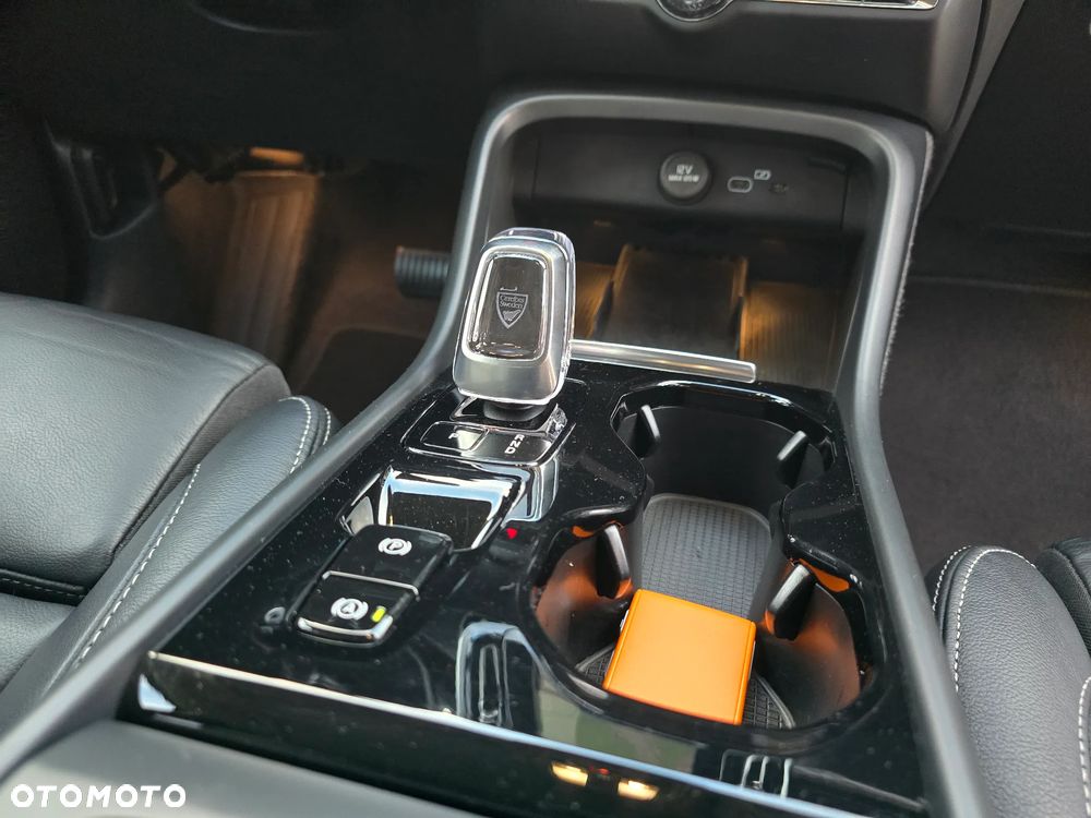 Volvo XC 40 B4 B DKG Plus Dark - 16