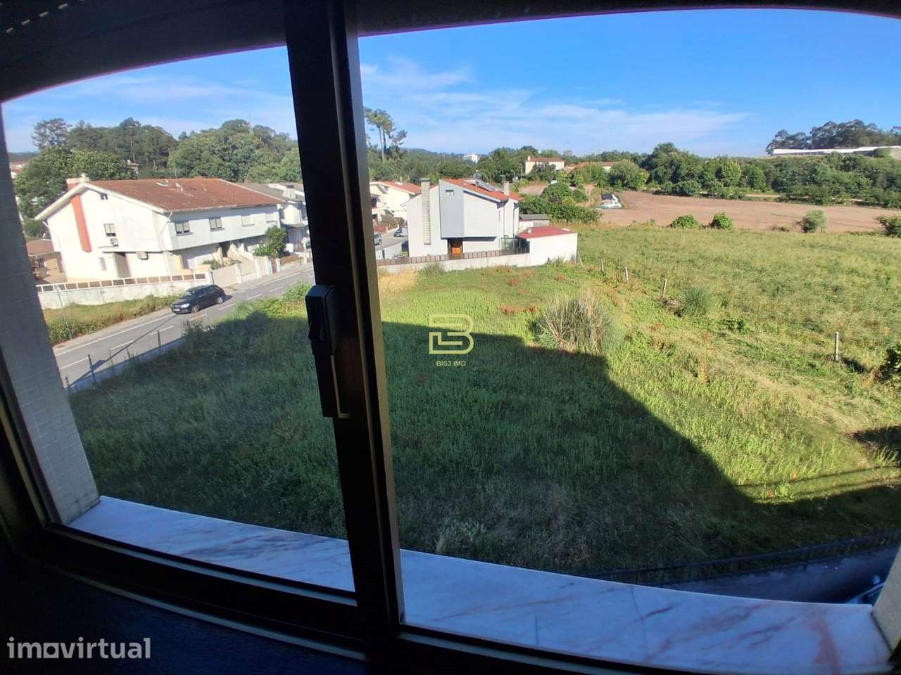 T3 EM REMODELAÇÃO COM GARAGEM BOX, VARANDA E LAREIRA | METRO A 10 MIN. - Grande imagem: 3/5