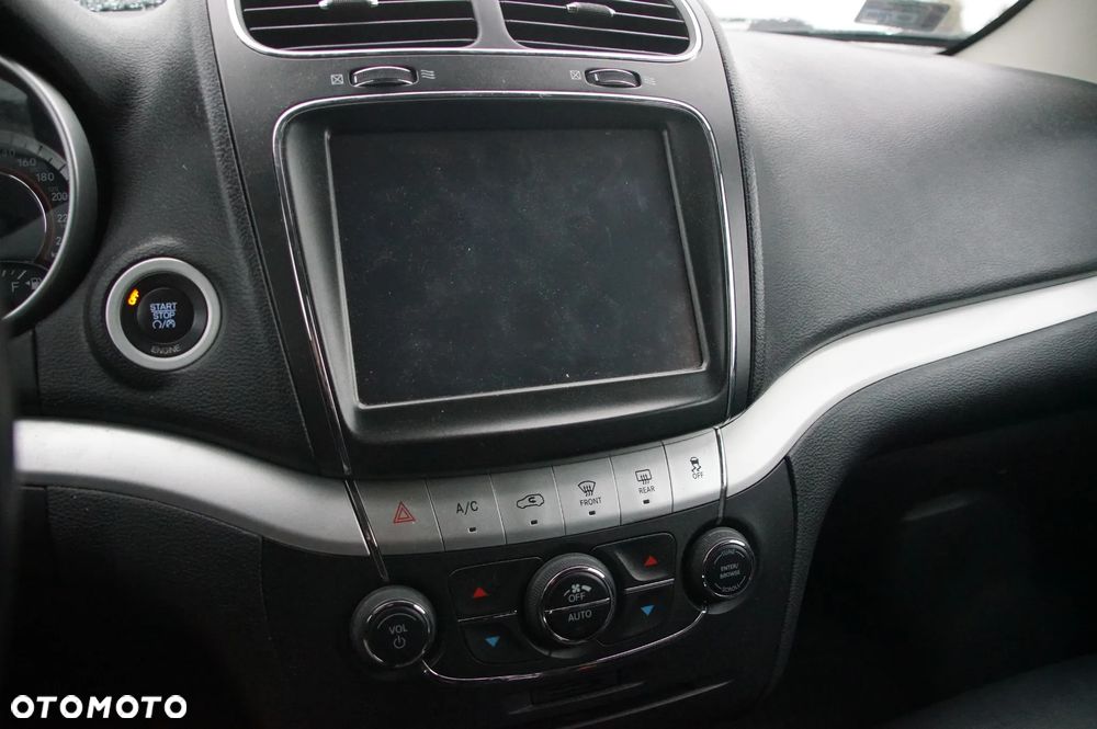 Auto na części - Fiat Freemont 2.0 Multijet 170 KM 71770239 55251728 370A 2013R Silnik Skrzynia Drzwi Szyba Zderzak Błotnik Klapa Maska Lampa Lusterko Deska Kokpit Sterownik Moduł Czujnik Licznik Wyświetlacz Kierownica - 13