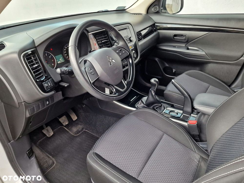 Mitsubishi Outlander 2.0 Invite + 2WD - 14