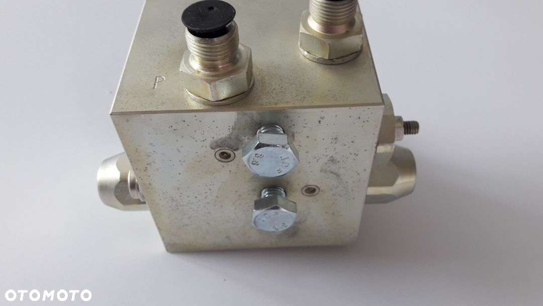 Kostka hydrauliczna pługa Kverneland  KK012742R ,  KN012742 - 7