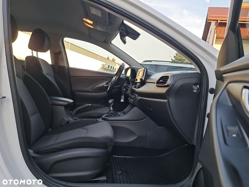 Hyundai i30 1.5 DPI Classic + - 23