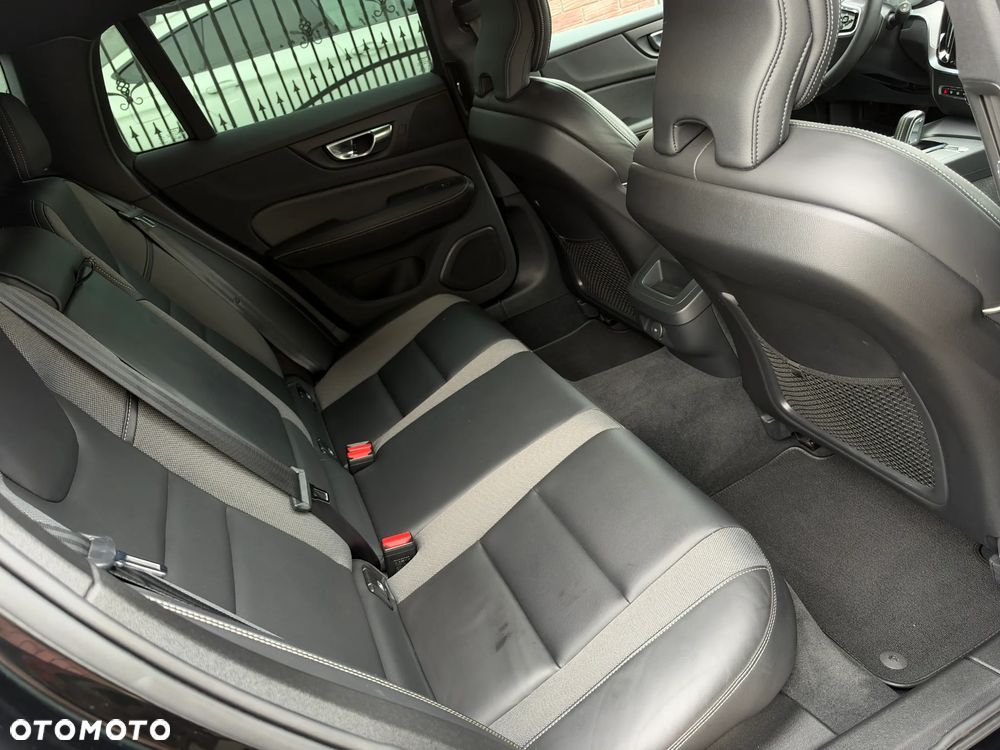 Volvo V60 B4 D R-Design - 32
