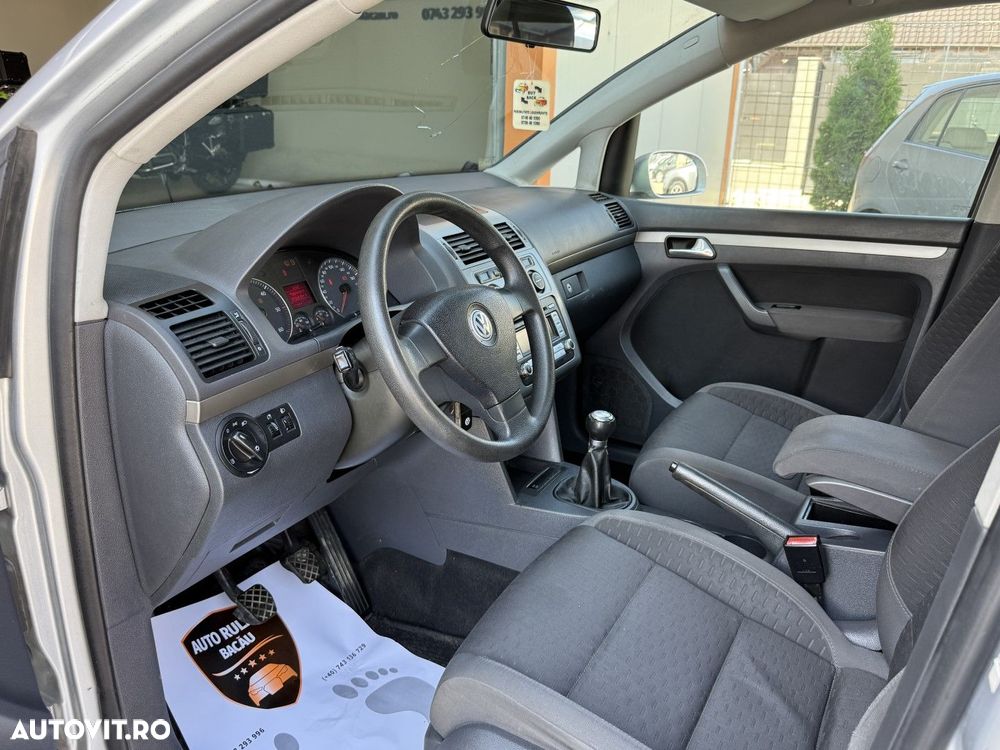 Volkswagen Touran - 12