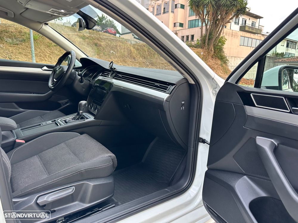 VW Passat Variant 2.0 TDI R-Line - 38