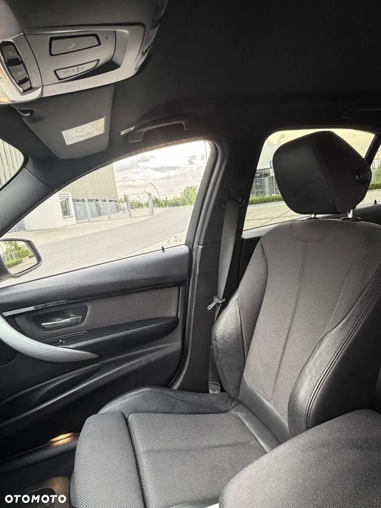 BMW Seria 3 330i xDrive Sport Line - 21