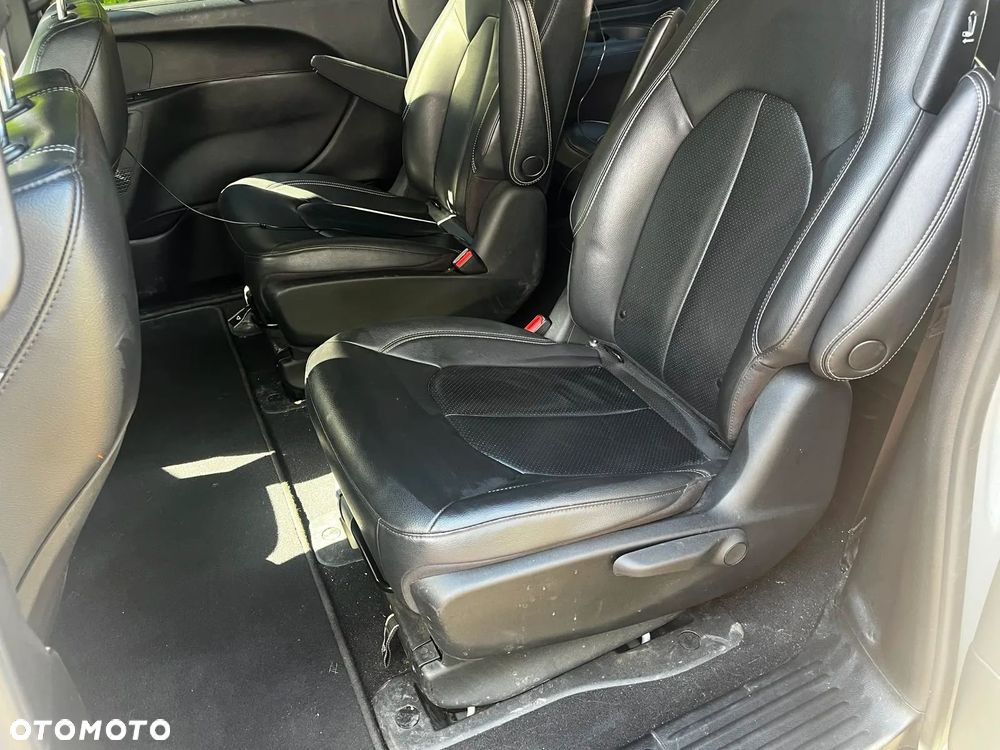 Chrysler Pacifica - 33