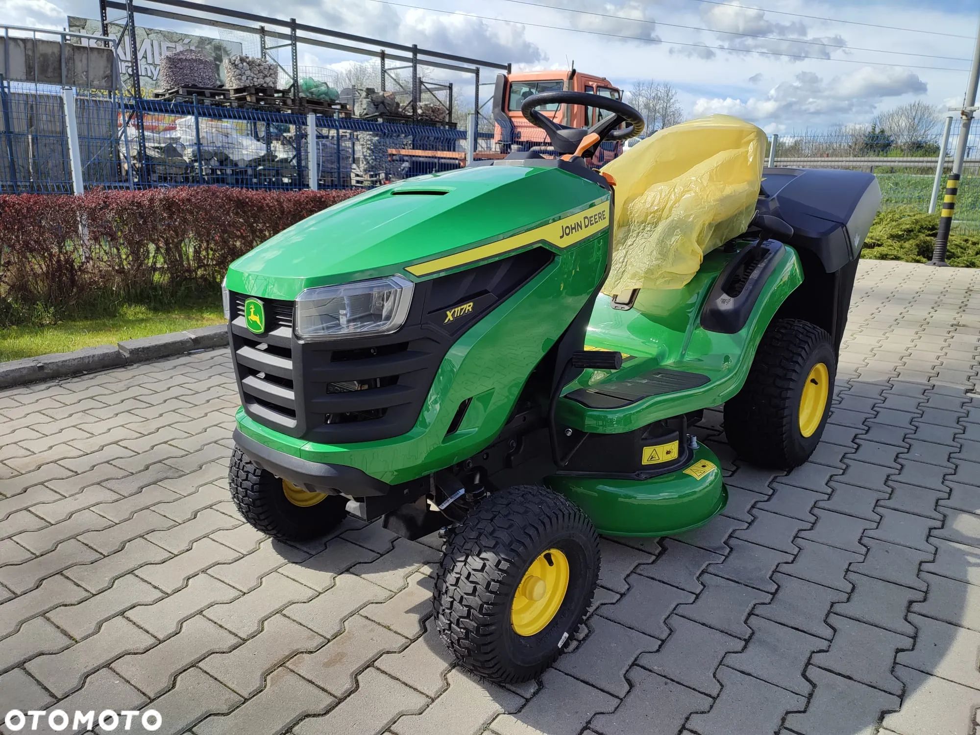 John Deere X117R - 1