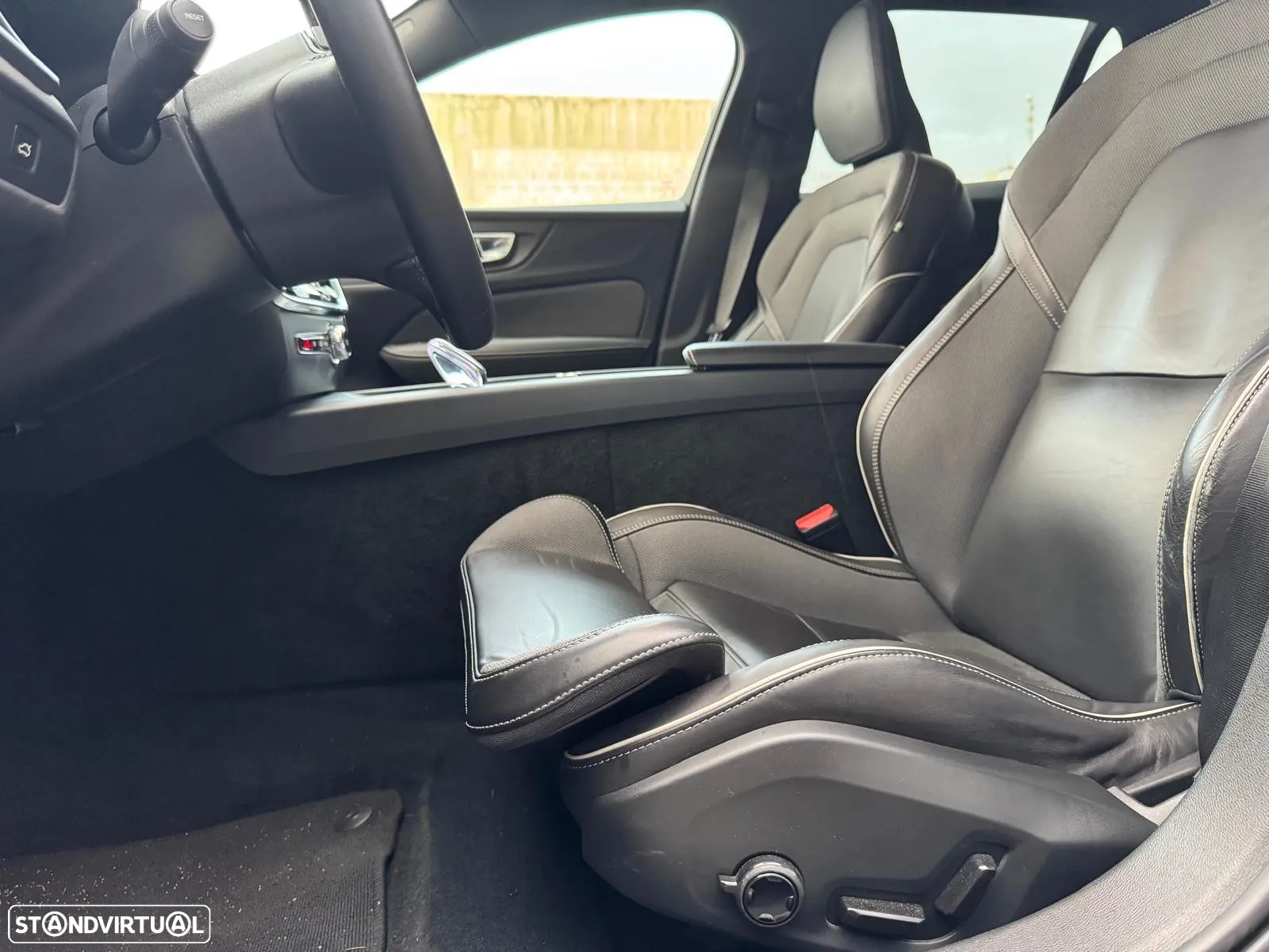 Volvo V60 2.0 B4 Plus Dark Auto - 6
