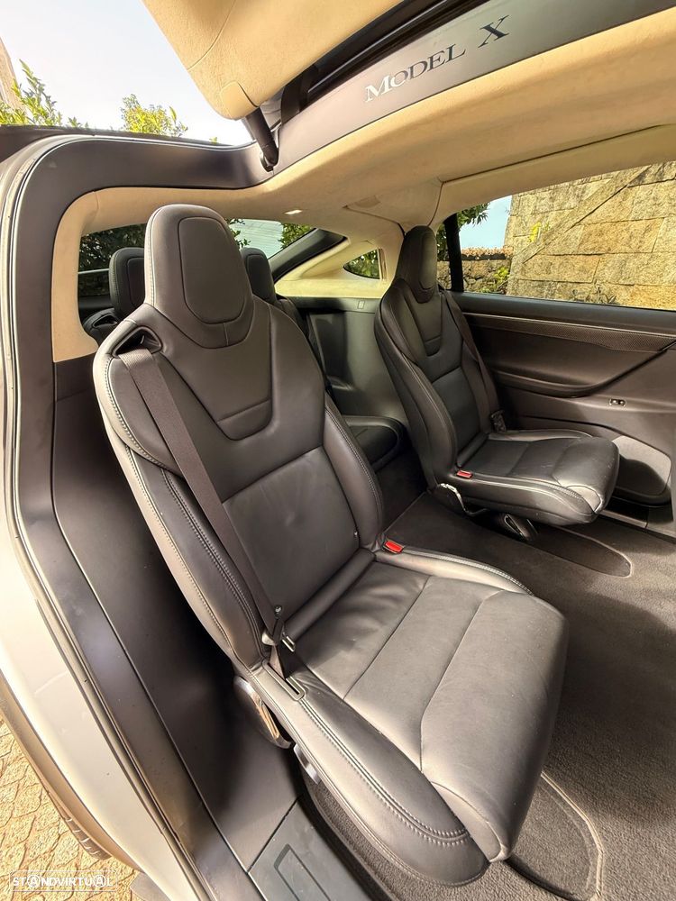 Tesla Model X - 12