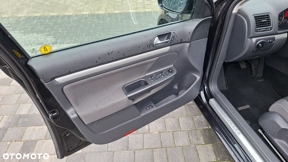 Volkswagen Jetta 1.6 Trendline - 23