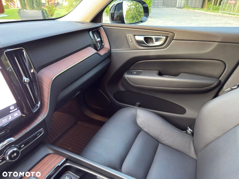 Volvo XC 60 B5 B AWD Plus Dark - 17