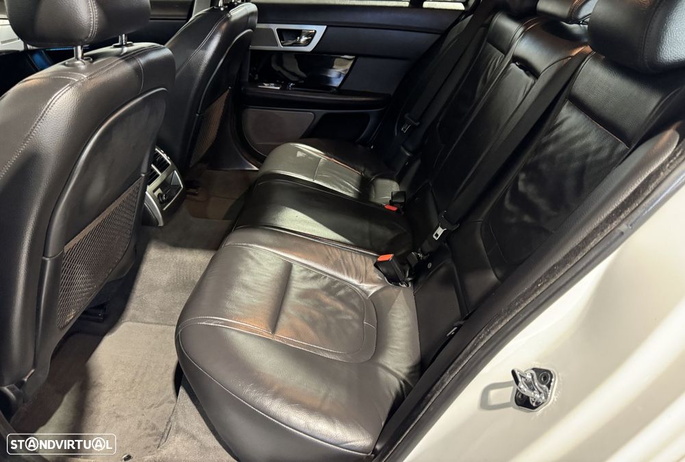 Jaguar XF Sportbrake 2.2 D R-Sport - 30