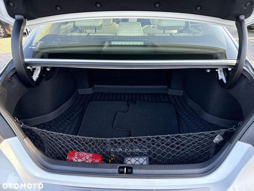 Toyota Camry 2.5 Hybrid Comfort CVT - 24