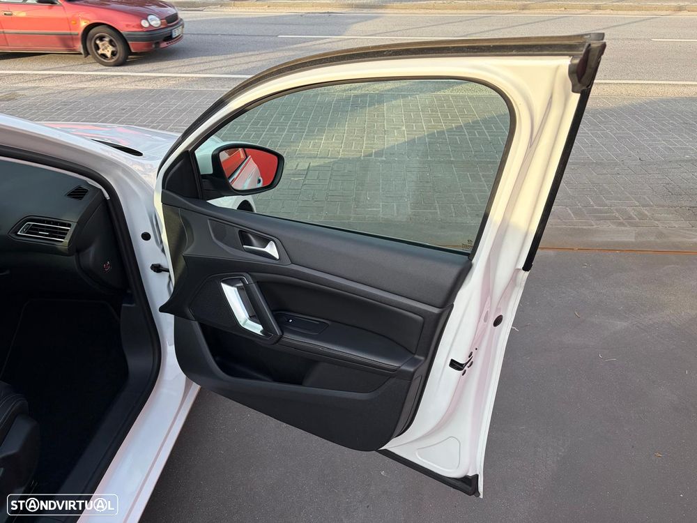 Peugeot 308 1.2 PureTech Allure J17 - 25