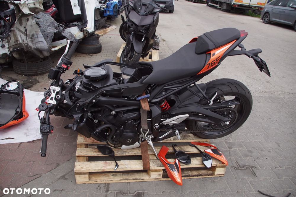 Motocykl na części 692106889 Triumph Street Triple 765 R 88kw 2025 silnik głowica blok silnika pokrywa zaworów pokrywa sprzęgła pokrywa alternatora miska olejowa wał korbowy korbowody tłoki cylindry wałki rozrządu łańcuch rozrządu napinacz rozrządu zawory sprzęgło kosz sprzęgłowy tarcze sprzęgłowe skrzynia biegów rozrusznik alternator stator pompa oleju pompa wody termostat chłodnica wentylator chłodnicy zbiorniczek wyrównawczy przepustnice listwa wtryskowa wtryskiwacze cewki zapłonowe airbox filtr powietrza pompa paliwa zbiornik paliwa korek paliwa kolektor wydechowy tłumik katalizator sondy lambda rama subframe wahacz amortyzator tylny lagi golenie półka górna półka dolna kierownica manetki przełączniki kierownicy klamka sprzęgła klamka hamulca pompa hamulcowa przednia pompa hamulcowa tylna przewody hamulcowe zaciski przednie zacisk tylny tarcze hamulcowe pompa ABS moduł ABS czujniki ABS felga przednia felga tylna koło przednie koło tylne oś przednia oś tylna piasta zabierak zębatka przednia zębatka tylna łańcuch napędowy napinacze łańcucha ślizg łańcucha osłona łańcucha quickshifter czujnik quickshiftera cięgno quickshiftera dźwignia zmiany biegów set lewy set prawy podnóżki kierowcy podnóżki pasażera dźwignia hamulca tylnego stopka boczna czujnik stopki lampa przednia lampa tylna kierunkowskazy licznik wyświetlacz sterownik ECU immobilizer stacyjka kluczyk wiązka elektryczna skrzynka bezpieczników regulator napięcia przekaźniki czujnik położenia wału czujnik biegu czujnik temperatury siedzenie kierowcy siedzenie pasażera zadupek boczki plastiki owiewki osłony zbiornika osłona chłodnicy błotnik przedni błotnik tylny nadkole uchwyt tablicy rejestracyjnej lusterko lewe lusterko prawe klakson linka sprzęgła przewody paliwowe przewody chłodnicze wsporniki uchwyty mocowania tuleje gumy śruby - 9