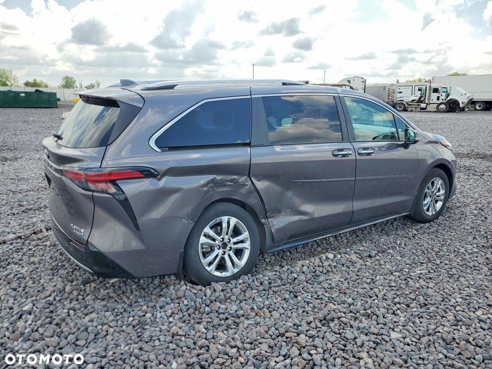 Toyota Sienna - 4