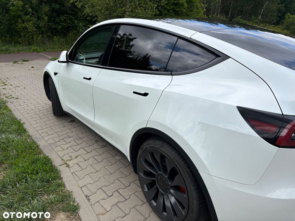 Tesla Model Y Performance AWD - 11