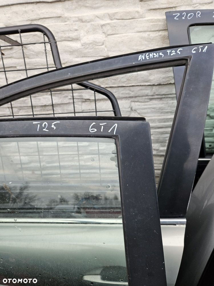 Toyota Avensis t25 dzrwi prawe lewe przód 6t1