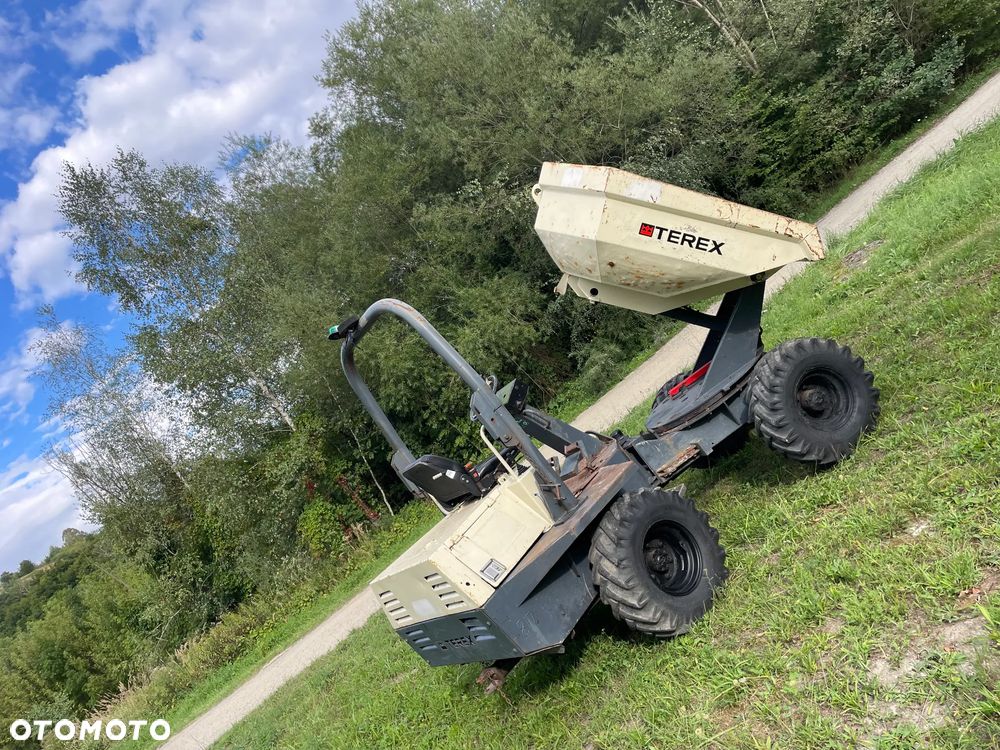 Terex DS030S Benford 3 tony OBROTOWE. Wozidło Budowlane-Rolnicze. Wózek z Obrotową Kolebą. 3 tony ładowność. 4x4. Mocny Silnik 4 cylindry Kubota 50km. 2600 mtg. Jazda 3 prędkości. Maszyna jak Nowa z Norweskiego Gospodarstwa! Ani deka luzów i wycieków! Pełny Oryginał. Hamulce brzytwa. Serwisy w DEKRA. Maszyna Woziła lekkie ładunki. Praktycznie zerowe zużycie. Wielka Okazja. Wszystko w pełnym Oryginale. Opony Oryginał w bardzo dobrym stanie! Potężna moc! - 3