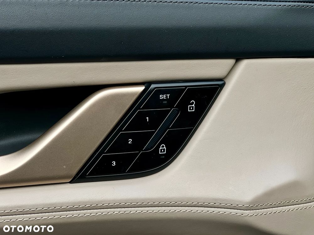 Porsche Taycan 4S - 25