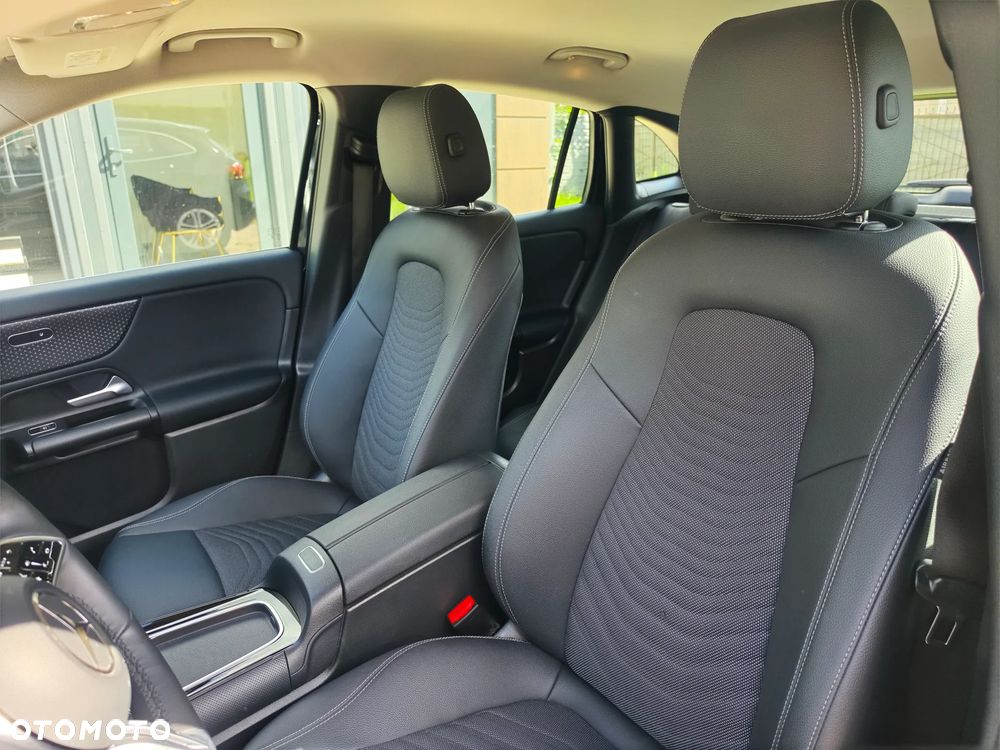 Mercedes-Benz GLA 200 7G-DCT Progressive - 24