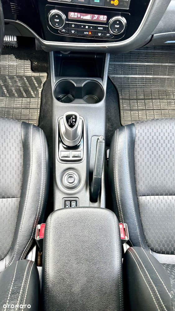 Mitsubishi Outlander 2.0 4WD Top - 25