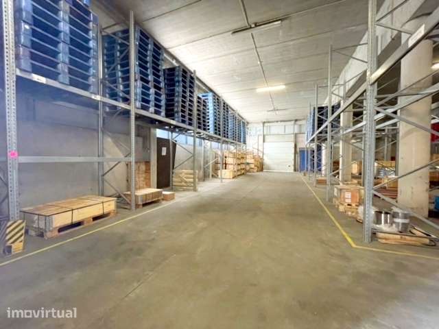 Armazém com 600m2, em Olival! - Grande imagem: 3/18