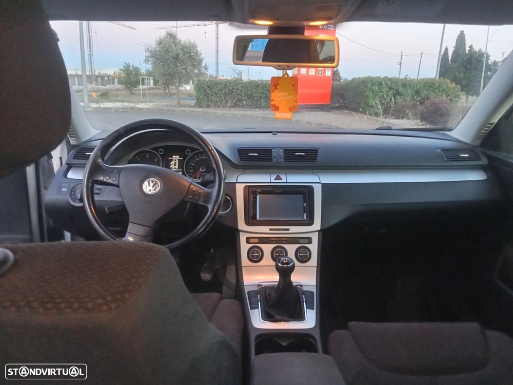 VW Passat 2.0 TDI Trendline BlueMotion - 6