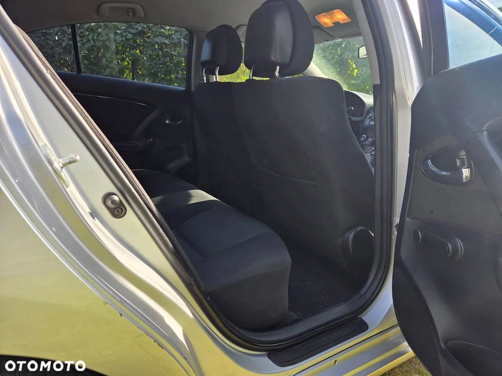 Toyota Avensis - 11