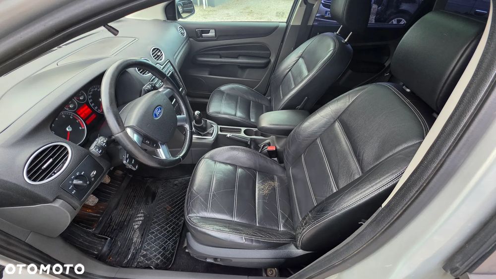 Ford Focus 1.6 Ghia - 11