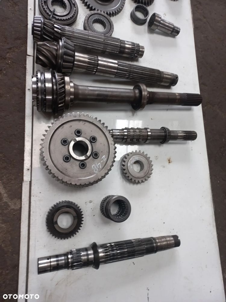 Części skrzyni DEUTZ FAHR DX kosz napęu,przystawka,koło zębate,wałek wom,sprzęgłowy04357784,wsteczny bieg,synchronizator 1-2,3-4,przesówka,nakładka synchronizatora,pierścienie,hamulce,04382316,04359887,04401332,04334390,48z,04335002,04383368,dx 140,160 - 2