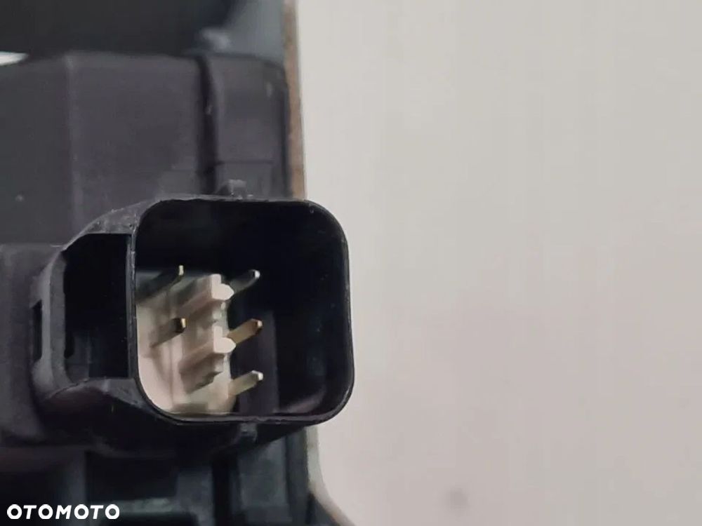 SIŁOWNIK ZAMKA KLAPY BAGAŻNIKA HYUNDAI GETZ 5D - 4