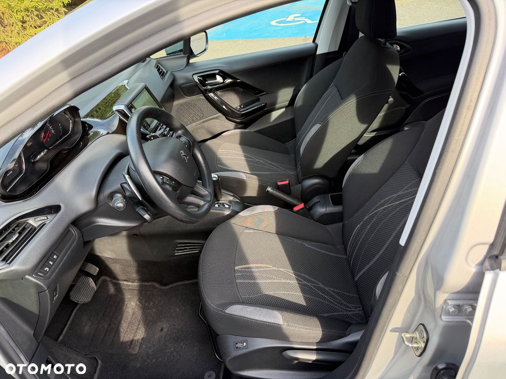 Peugeot 208 - 16
